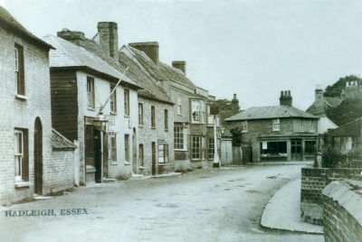 High Street c.1900 - with the Castle Pub in centre
